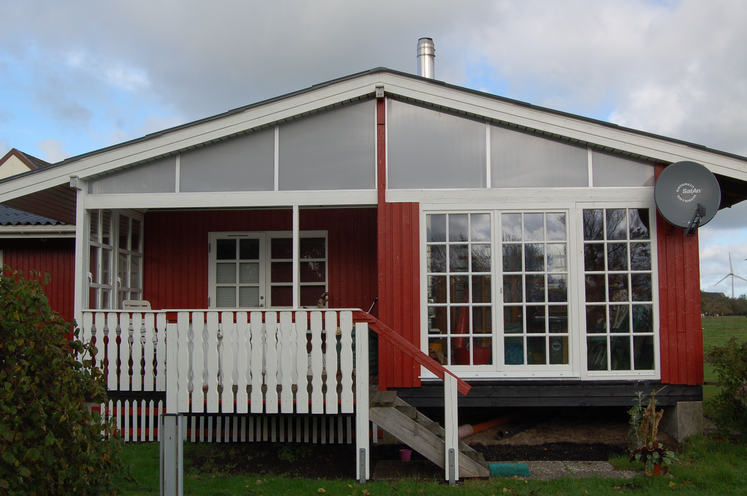 silikonalkydfarbe_oden_stugroed_helles_schwedenrot_und_weiss_