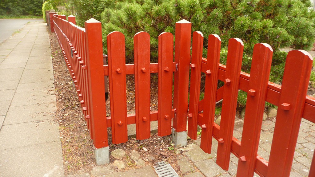 gartenzaun-mit-oden-halbes-schwedenrot-1024x576 gartenzaun