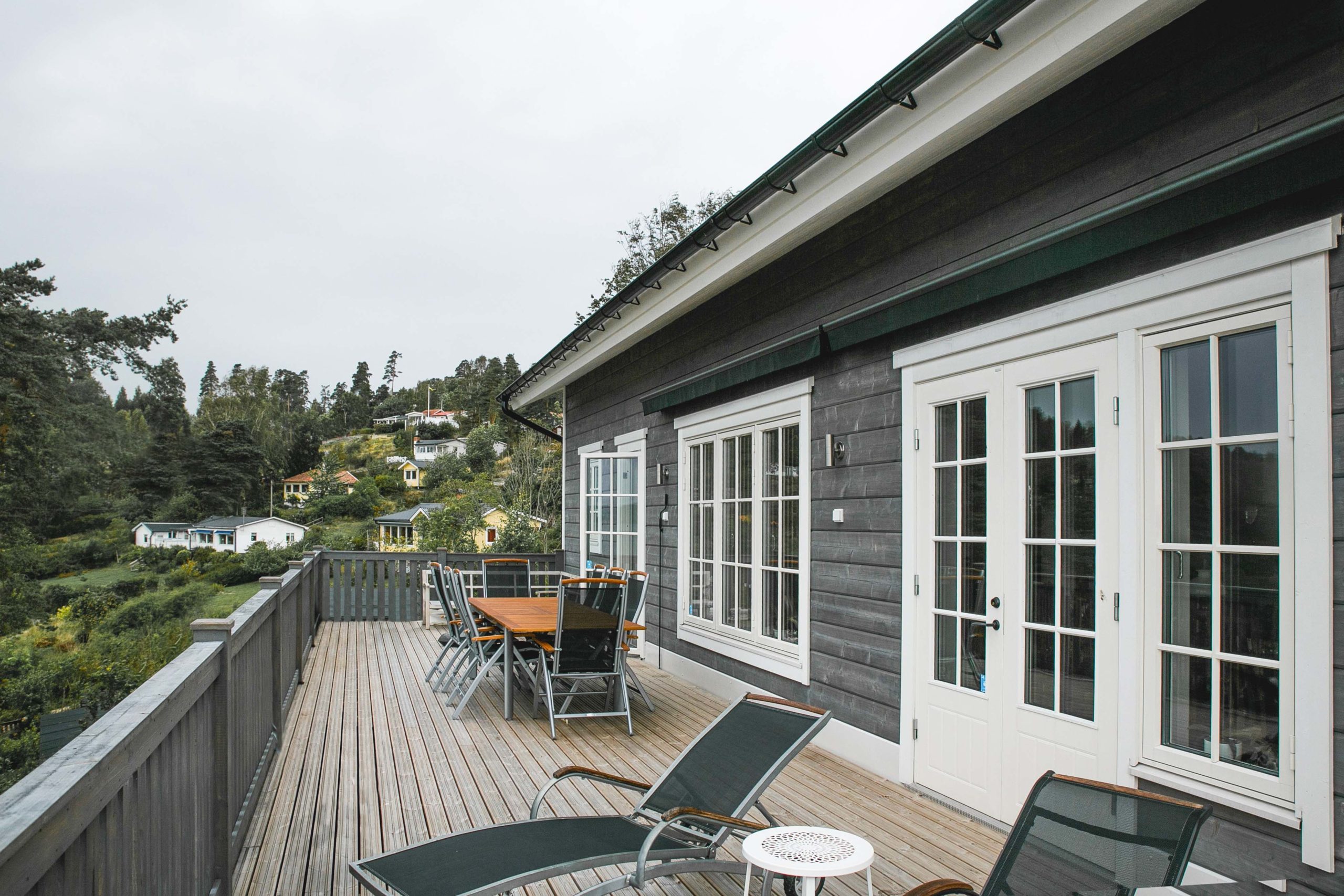Auson_Tjaervitriol_Graue_Teerlasur_Haus_mit_Terrasse.jpg