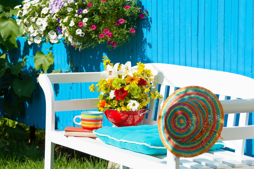 weisse_Bank_mit_bunten