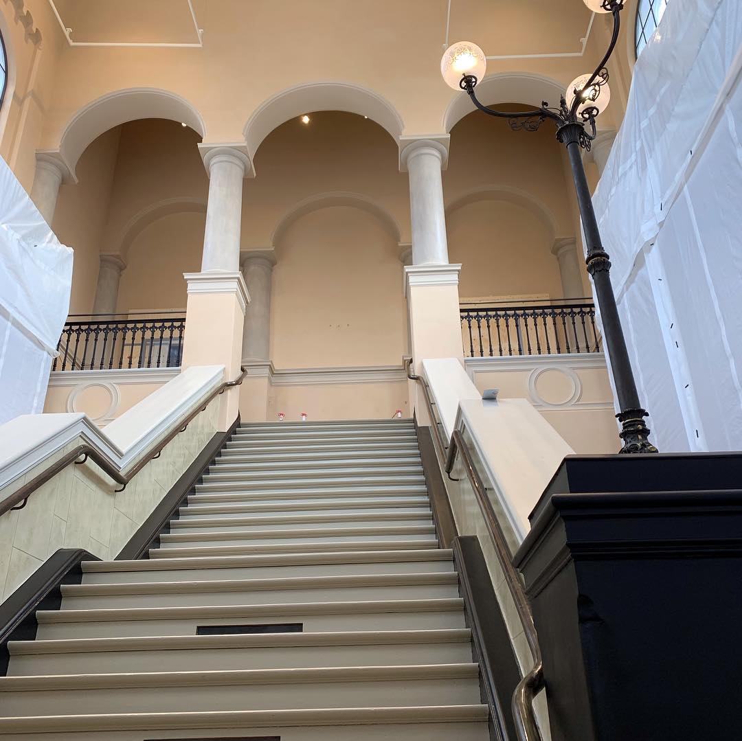 Allbaeck_reine_Leinoelfarbe_auf_Treppe_Linus_auf_Wand_im_Museum.jpg