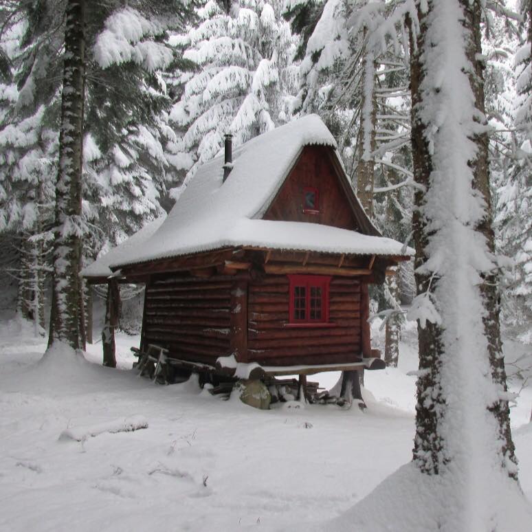 Auson_Dalbraend_Traetjaera_Haus_im_Schnee Auson_Dalbraend_Traetjaera_Haus_im_Schnee