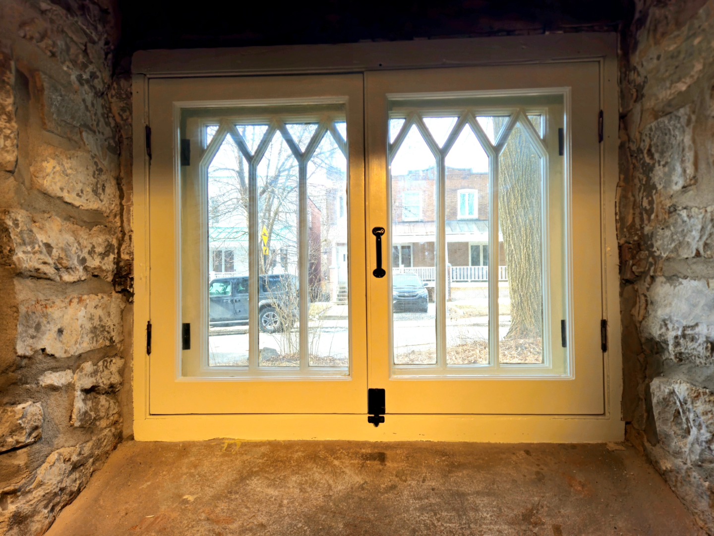 Reine_Leinoelfarbe_renoviertes_Fenster.jpg