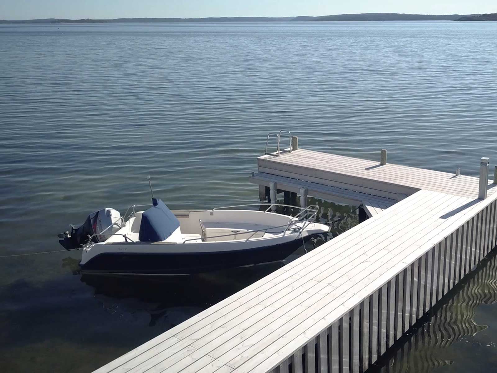 Sioo_x_maritim_steg_mit_boot_.jpg Sioo_x_maritim_steg_mit_boot_.jpg
