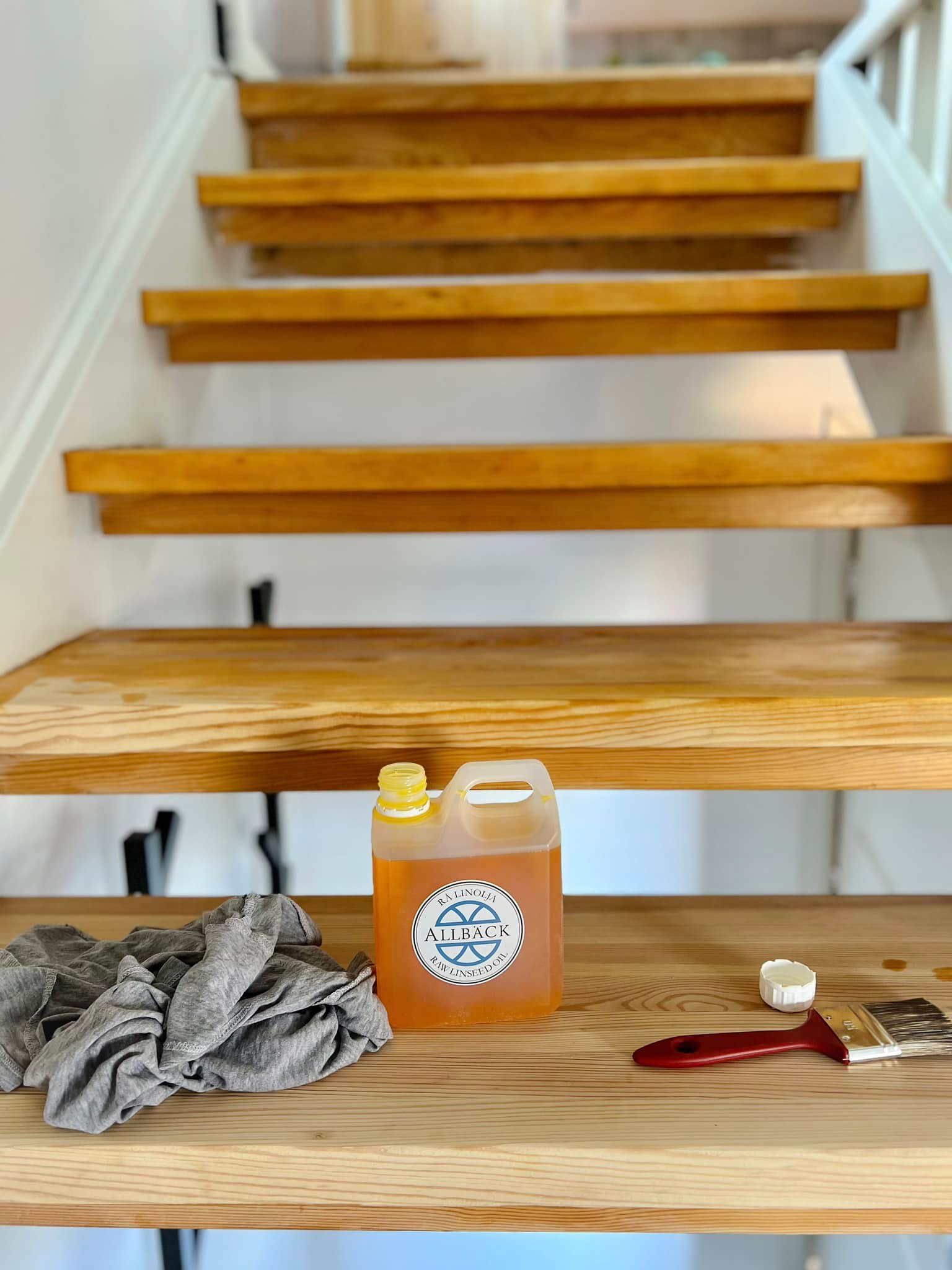 Allbaeck_leinoel_roh_auf_Holztreppe.jpg Allbaeck_leinoel_roh_auf_Holztreppe.jpg