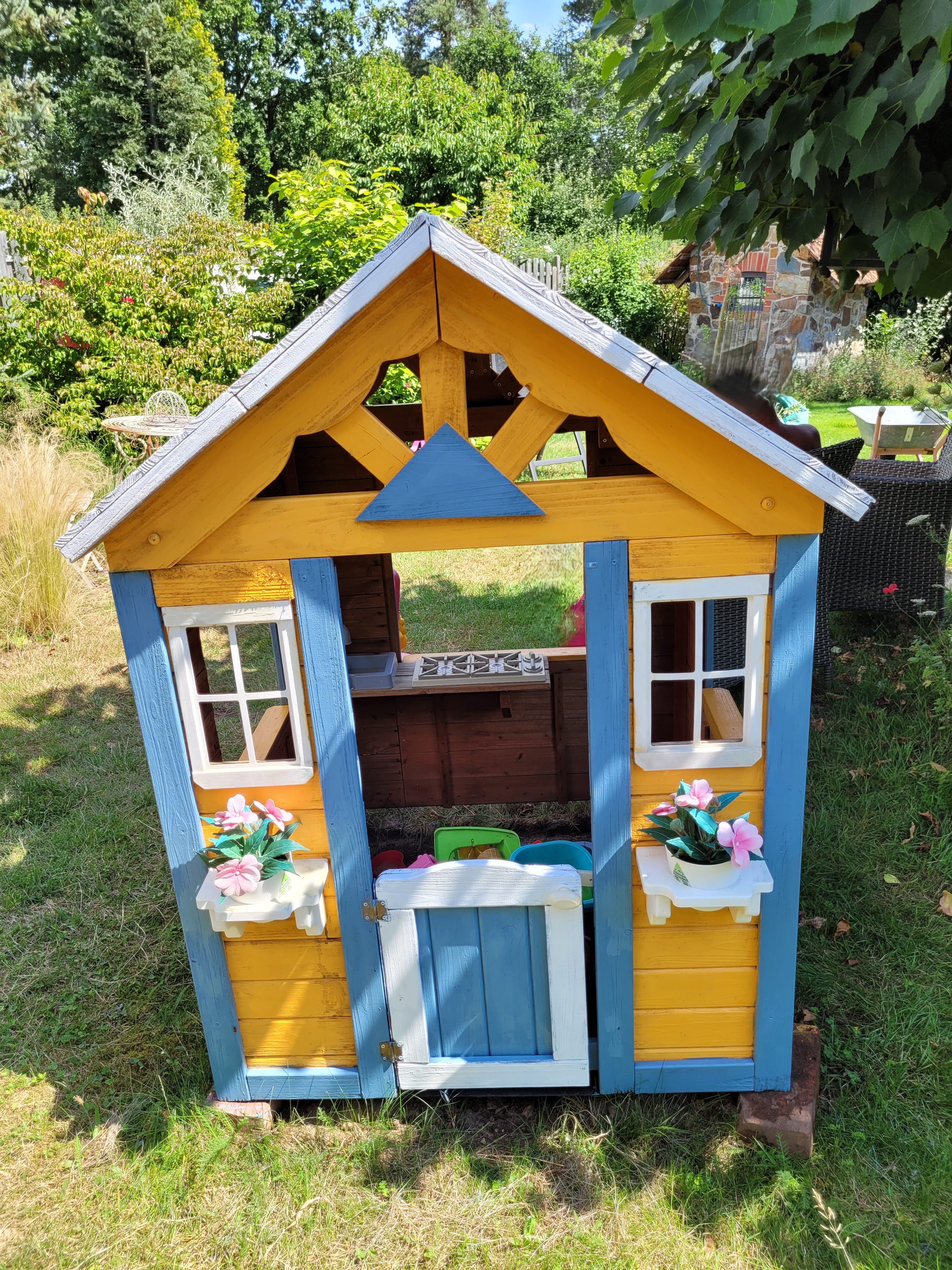 Kinderspielhaus_Reine_Leinoelfarbe_Signalgelb_Leinenblau_Weiss.jpg