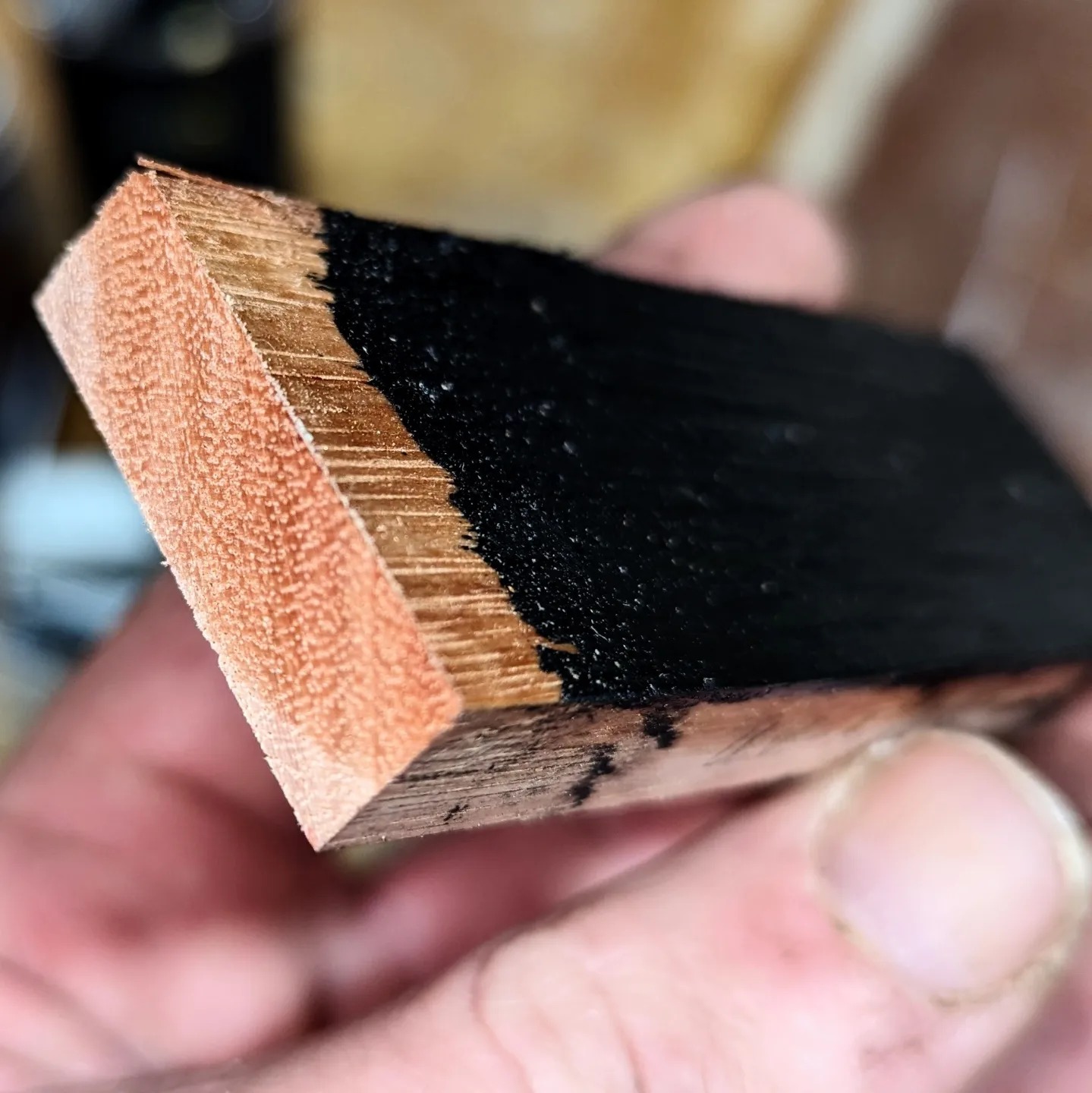 Allbaeck_Farbanstrich_Einzug_des_Oels_ins Holz.jpg
