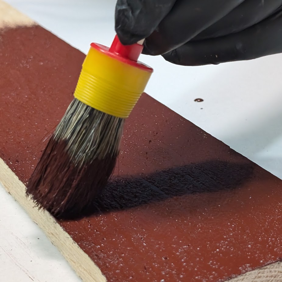 Pinsel_Farbe_rot_auf_Holz.jpg