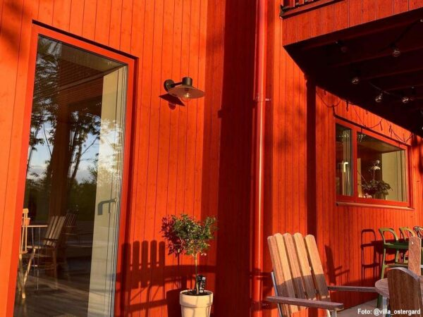 Falu_ljusroed_villa_ostergard_Terrasse_in_Sonnenschein Falu_ljusroed_villa_ostergard_Terrasse_in_Sonnenschein