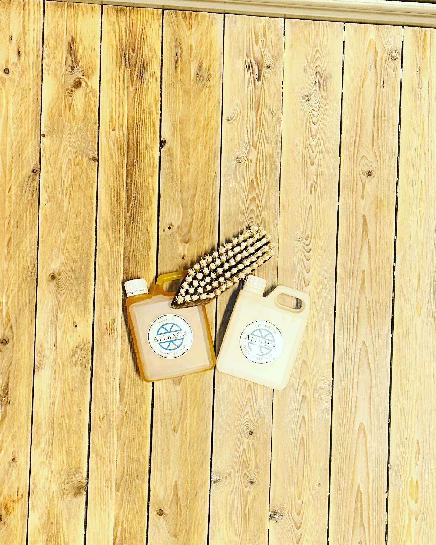 Allbaeck_Leinoelseife_auf Holzboden.jpg