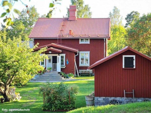 Falurodfarg_Haus_mit_nebengebaeude