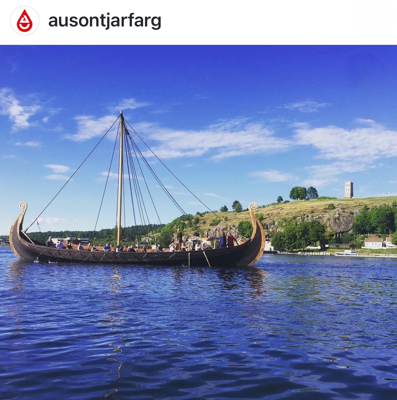 Auson_Nadelholzteer mittelbraun_mit_Boot_auf_See.jpg