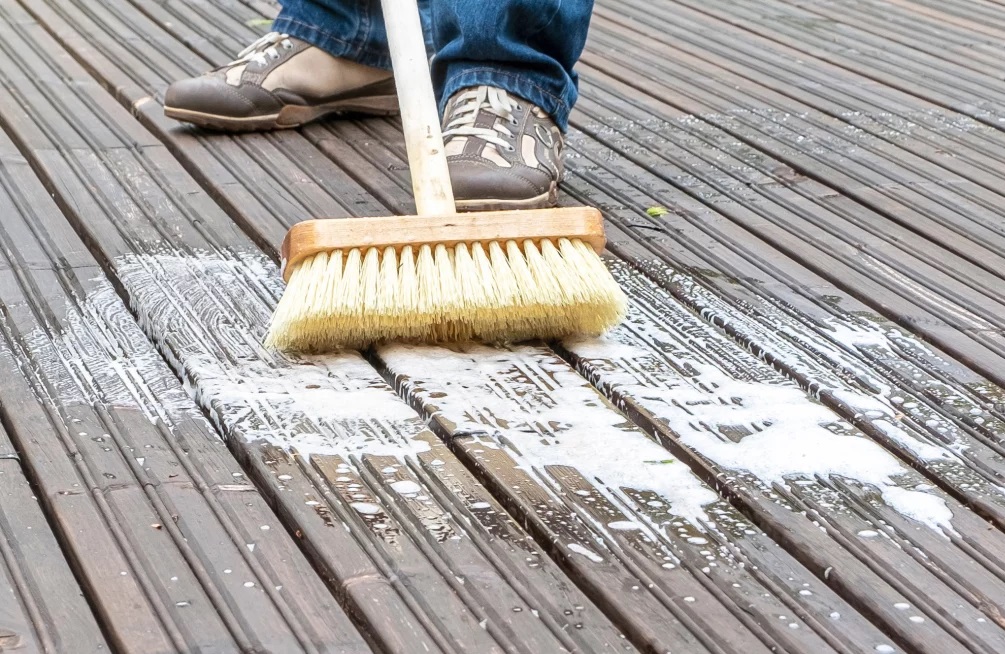 Terrassenreinigung_mit_Schrubber terrassenreinigung_mit_schrubber.jpg